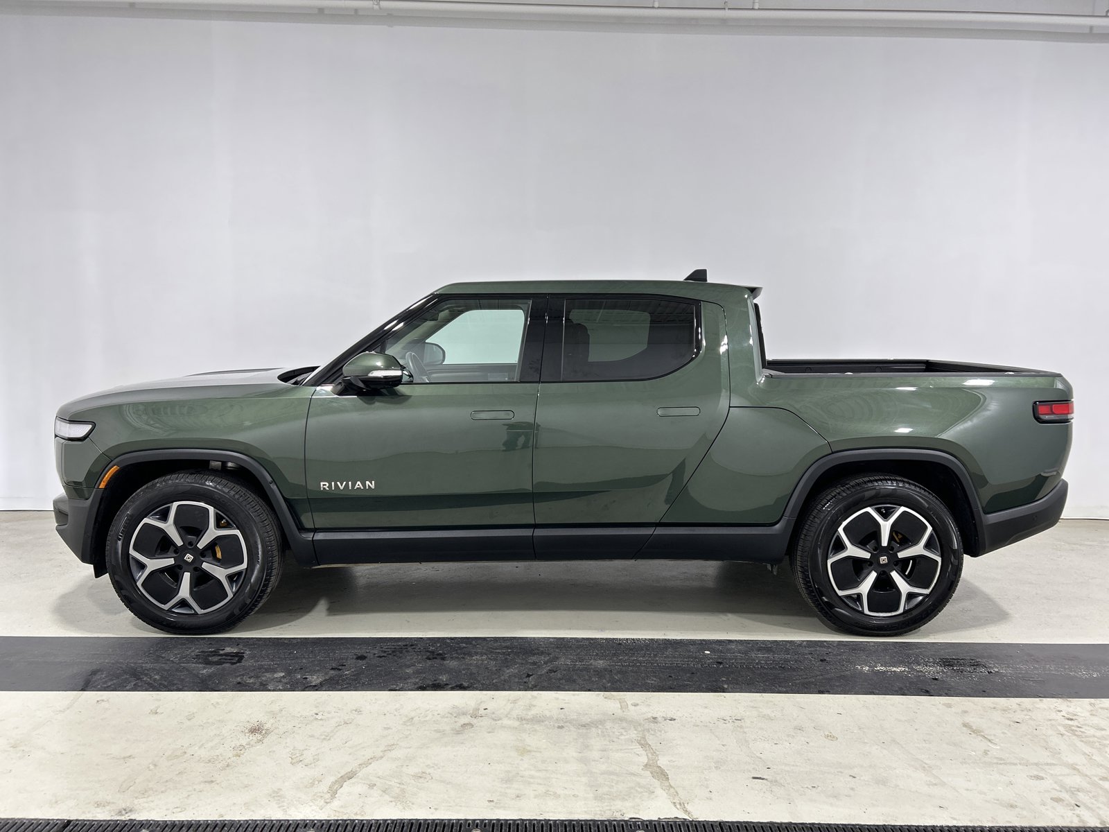 Used 2022 Rivian R1T Adventure image 2
