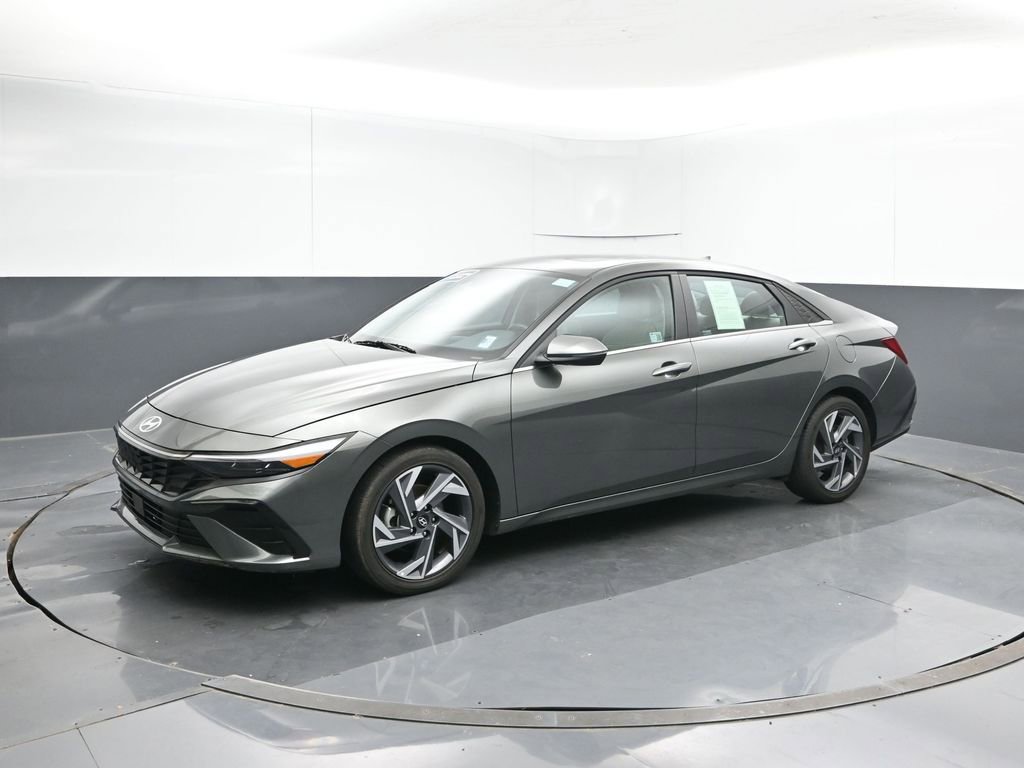 Used 2025 Hyundai Elantra Limited FWD image 2
