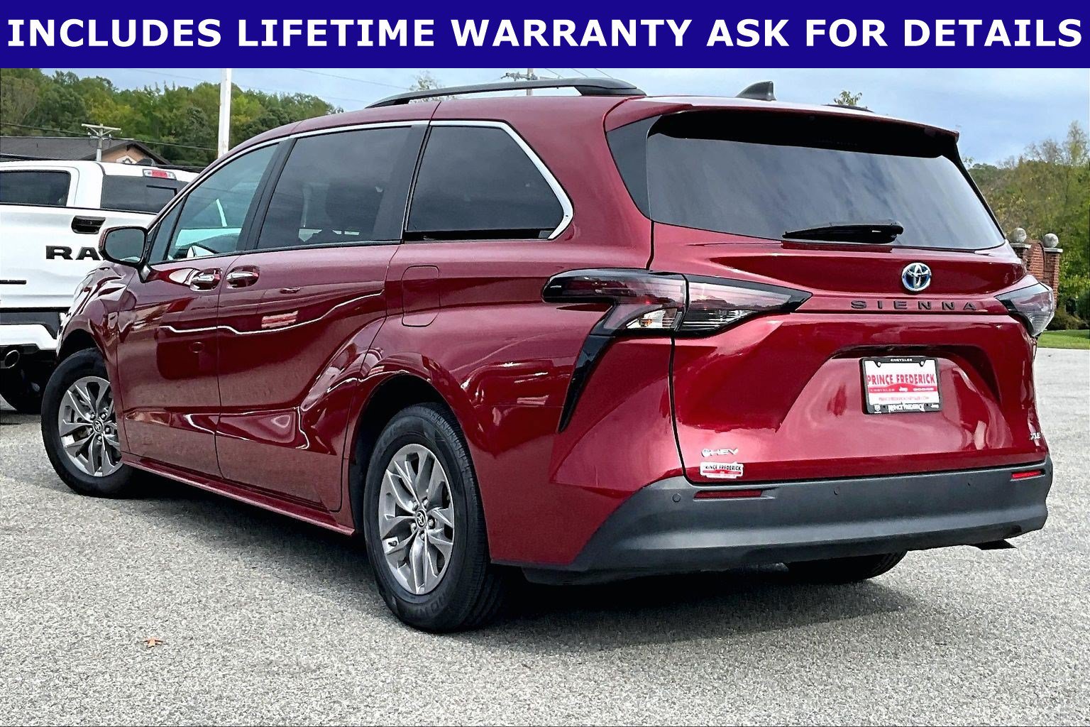 Used 2025 Toyota Sienna XLE FWD image 9