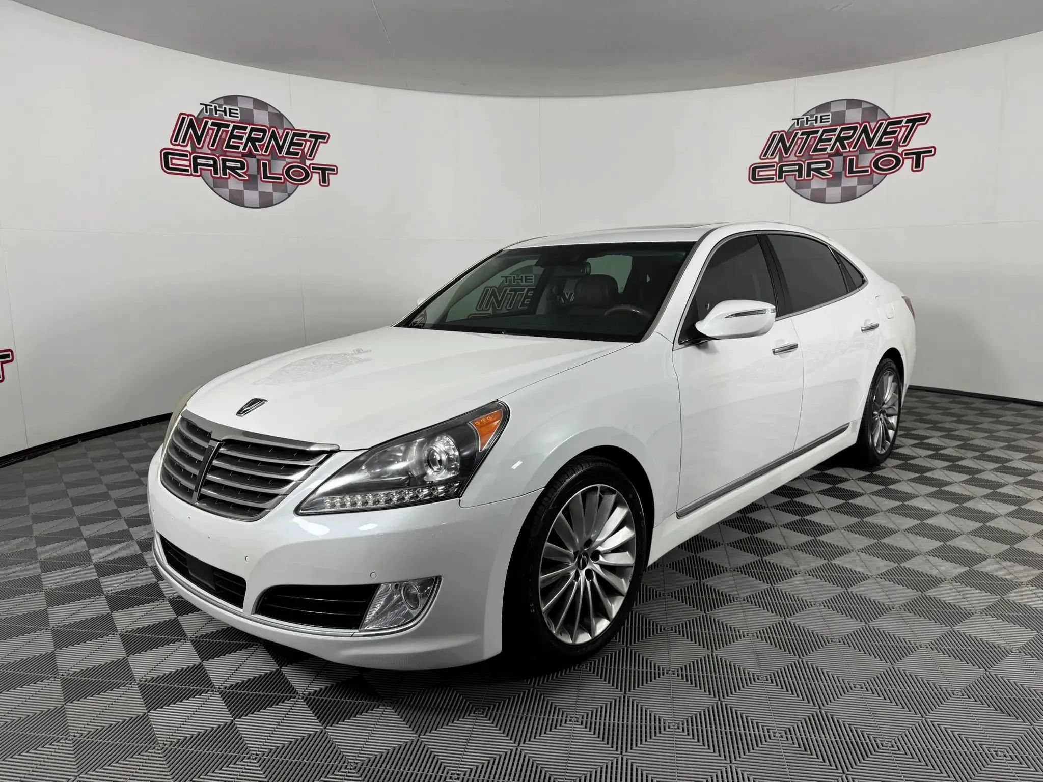 Used 2014 Hyundai Equus Signature RWD image 3