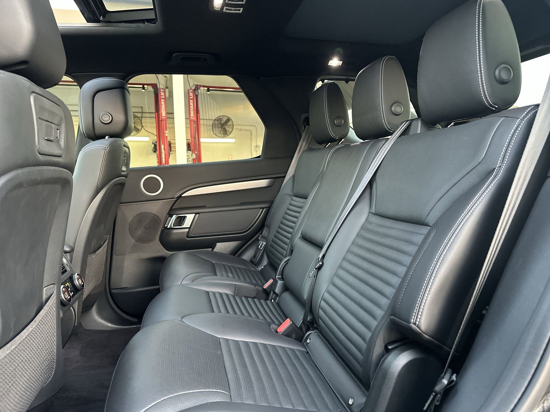 Used 2024 Land Rover Discovery Dynamic SE image 25