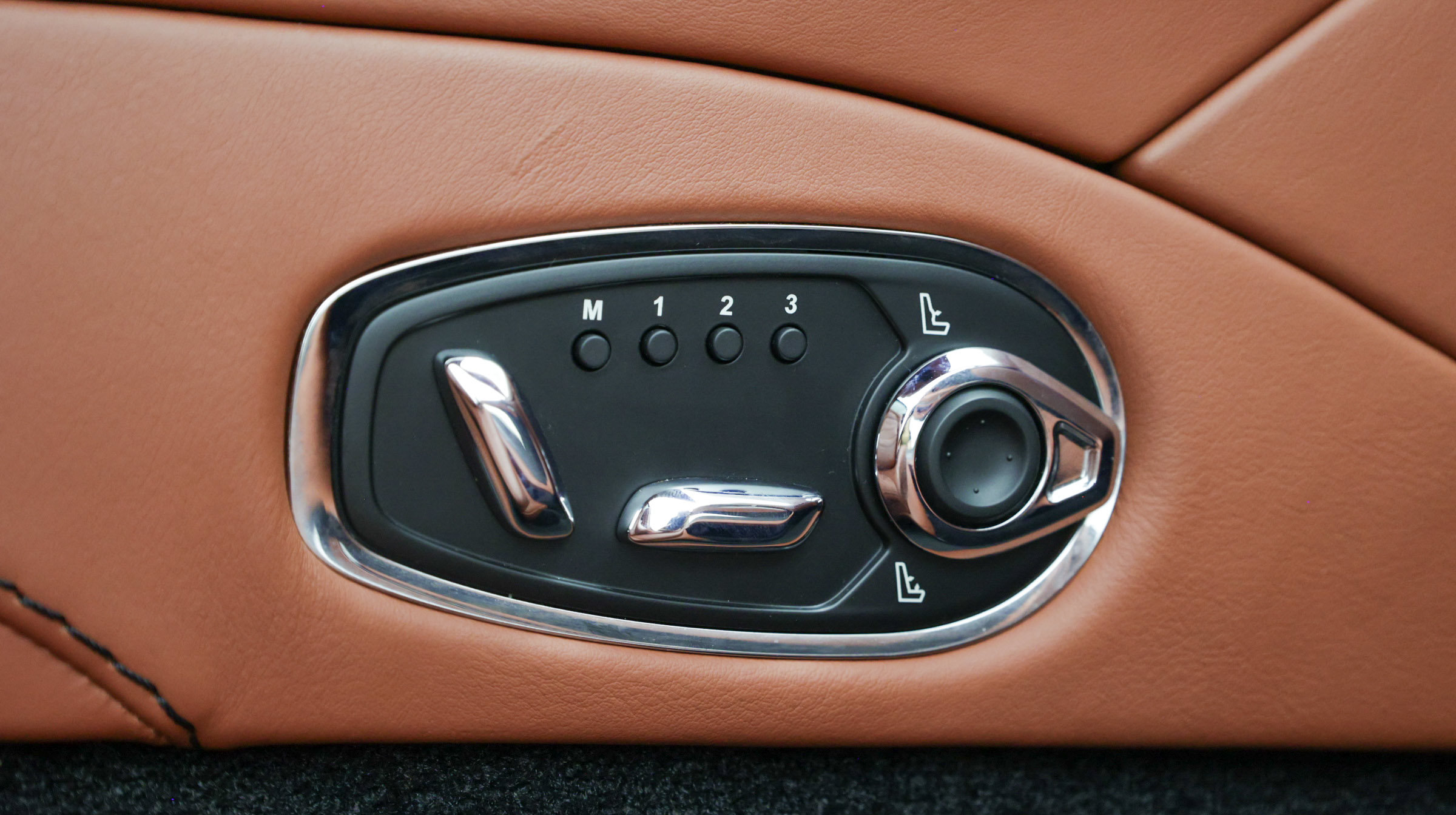 Used 2019 Aston Martin DBS Superleggera RWD image 30