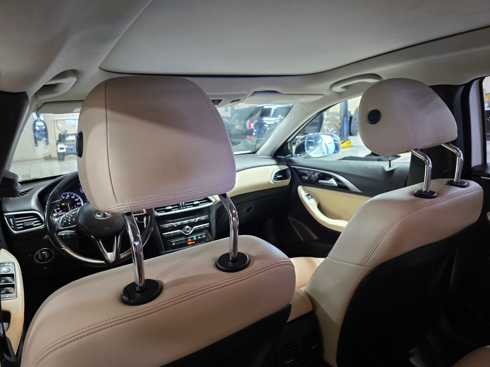 Used 2017 INFINITI QX30 Premium w/ Navigation Package FWD image 15