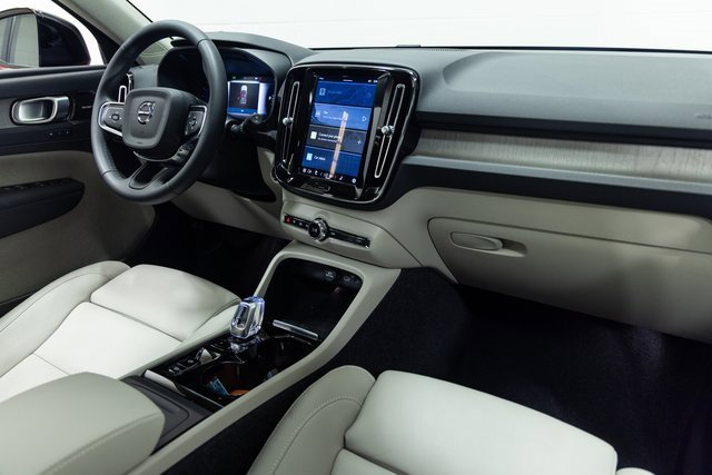 Used 2024 Volvo XC40 B5 Ultimate w/ Protection Package Premier image 28