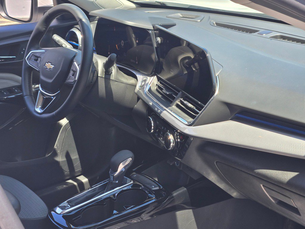 Certified 2025 Chevrolet Trax LT w/ LT Convenience Package FWD image 8