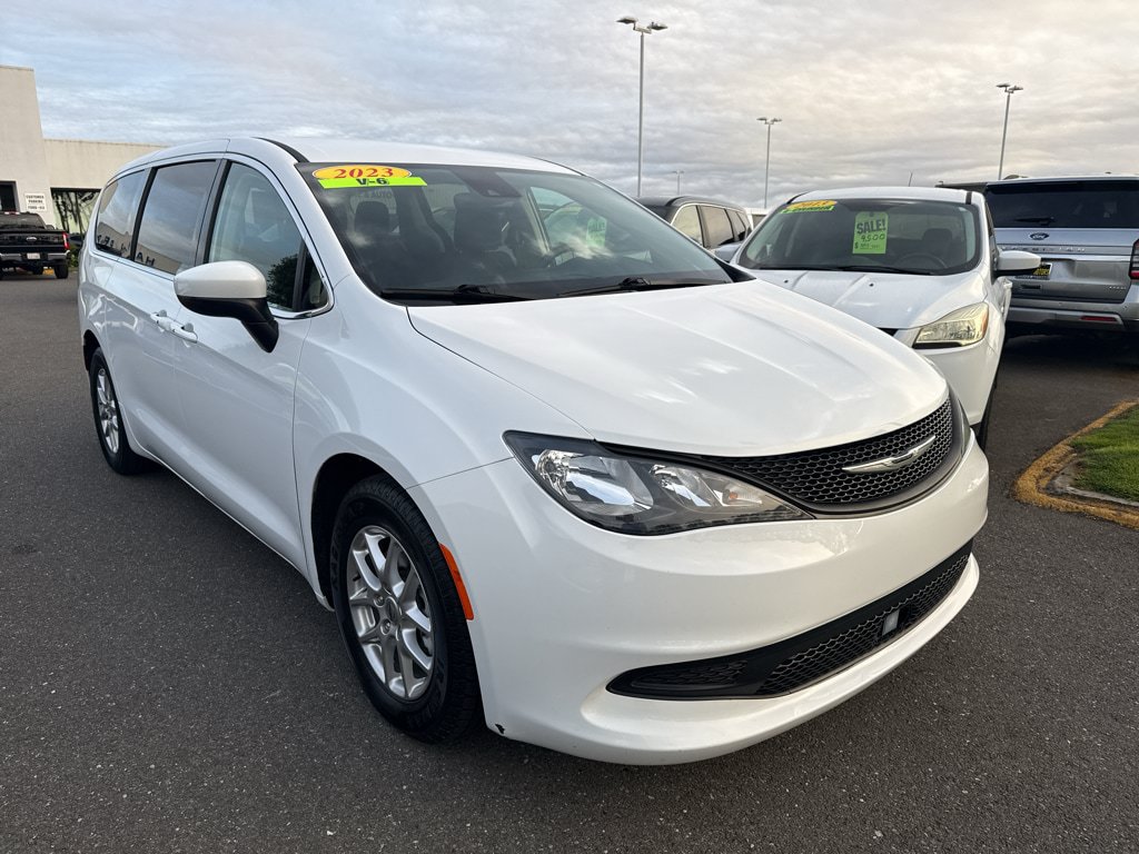 Used 2023 Chrysler Voyager LX FWD image 3