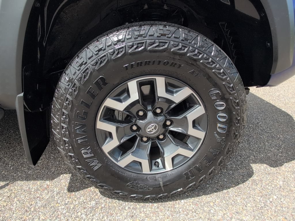 Used 2023 Toyota Tacoma TRD Off-Road w/ Technology Package AWD/4WD image 12