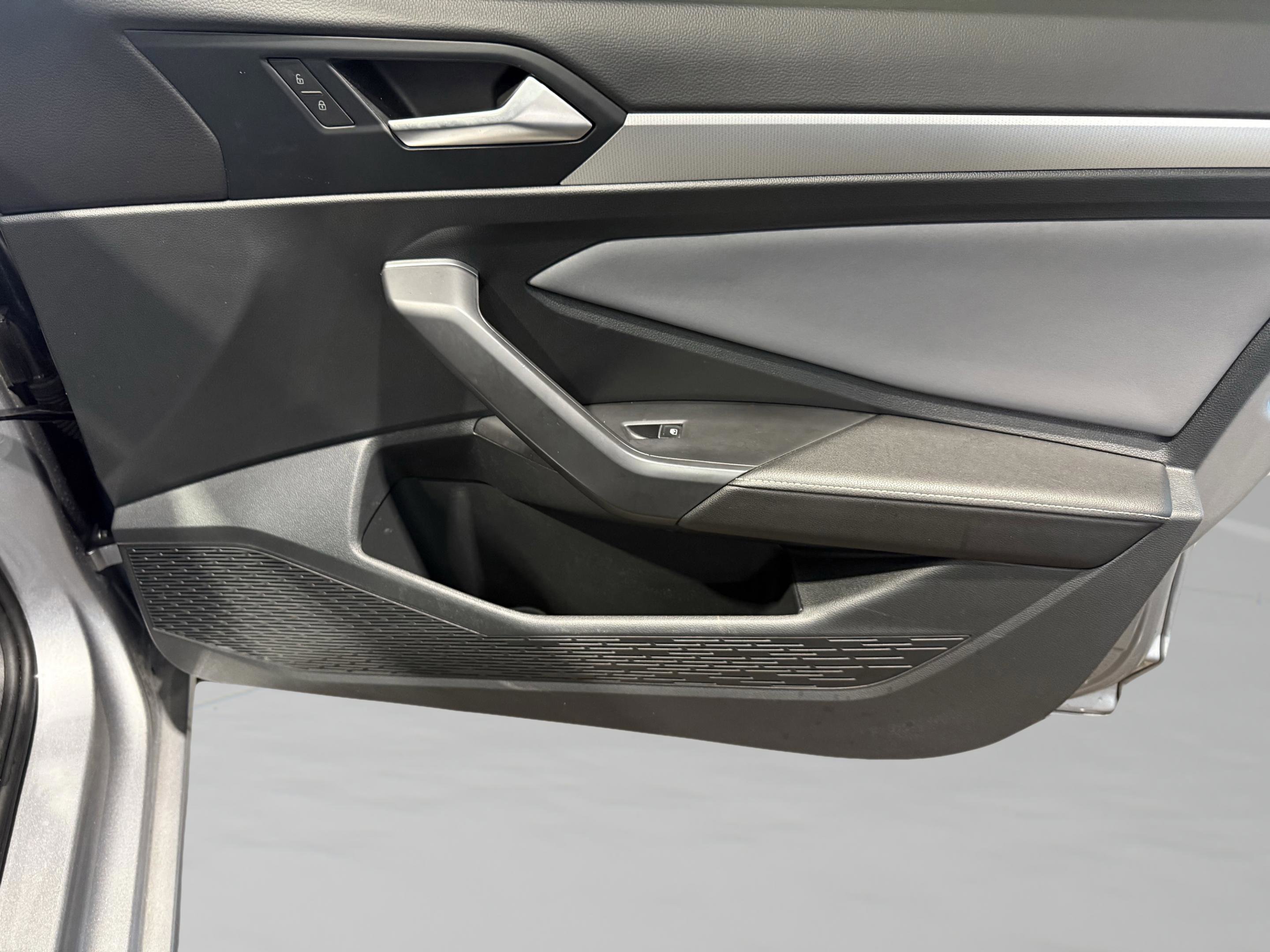 Used 2025 Volkswagen Jetta SE image 35