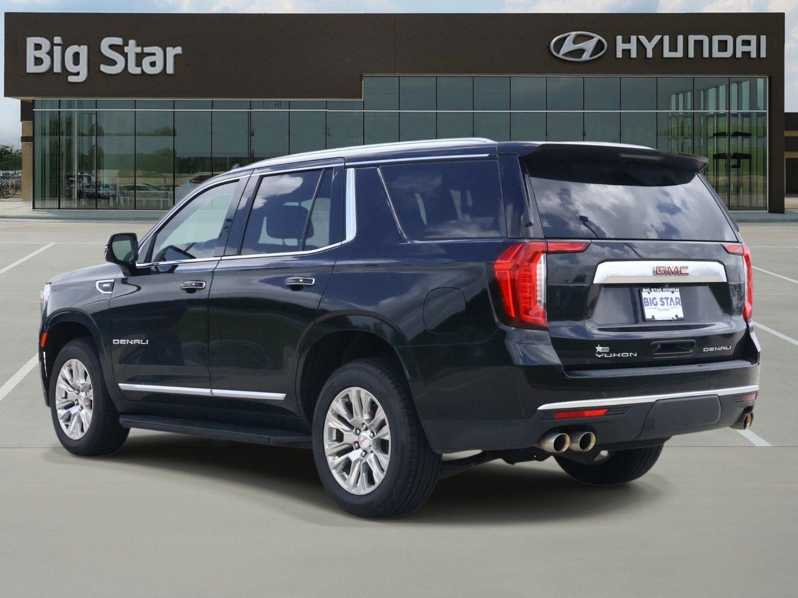 Used 2024 GMC Yukon Denali AWD/4WD image 3