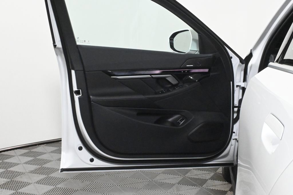 Used 2025 BMW i5 xDrive40 w/ Premium Package image 28