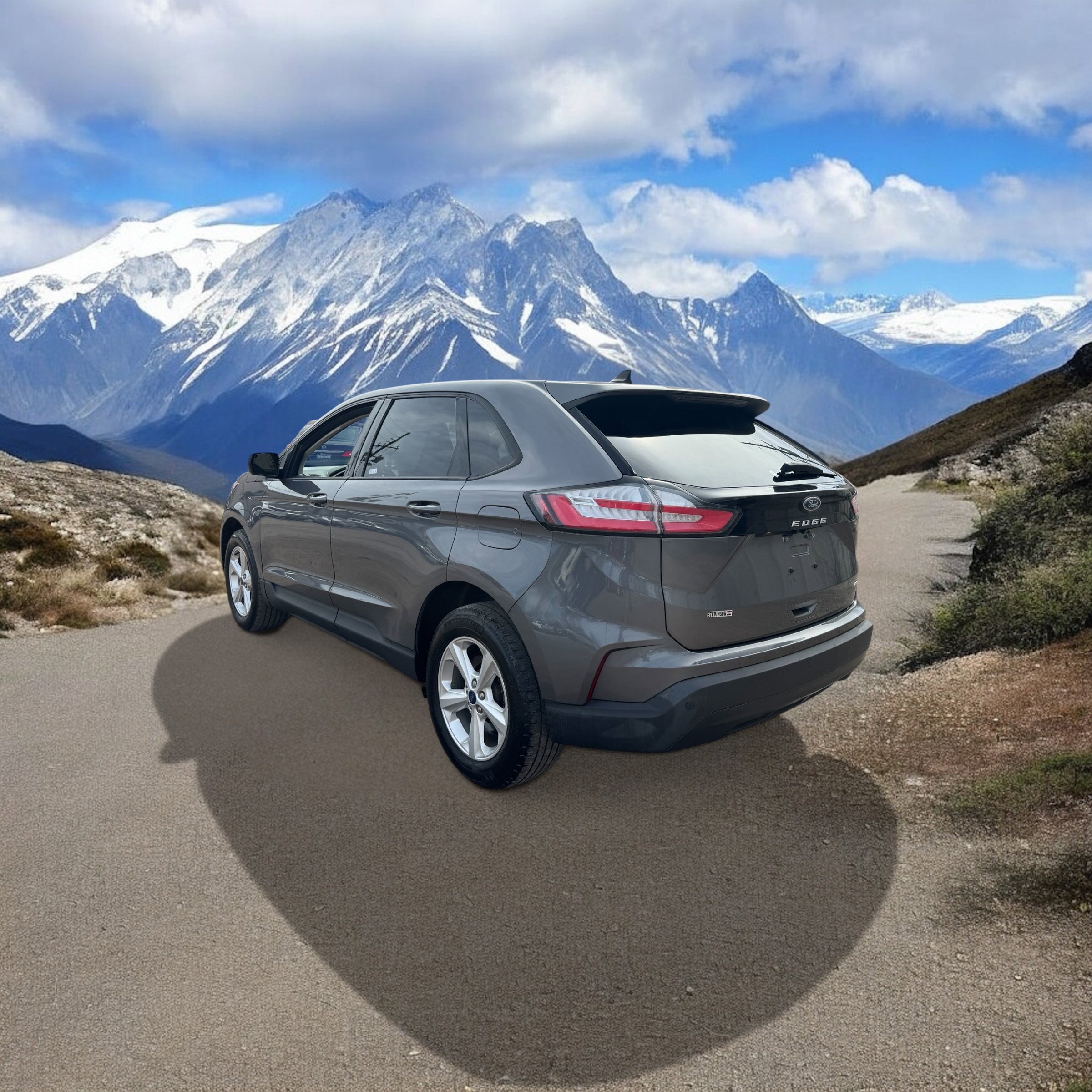 Used 2021 Ford Edge SE image 2