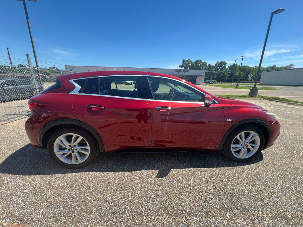 Used 2018 INFINITI QX30 w/ Cargo Package FWD image 10