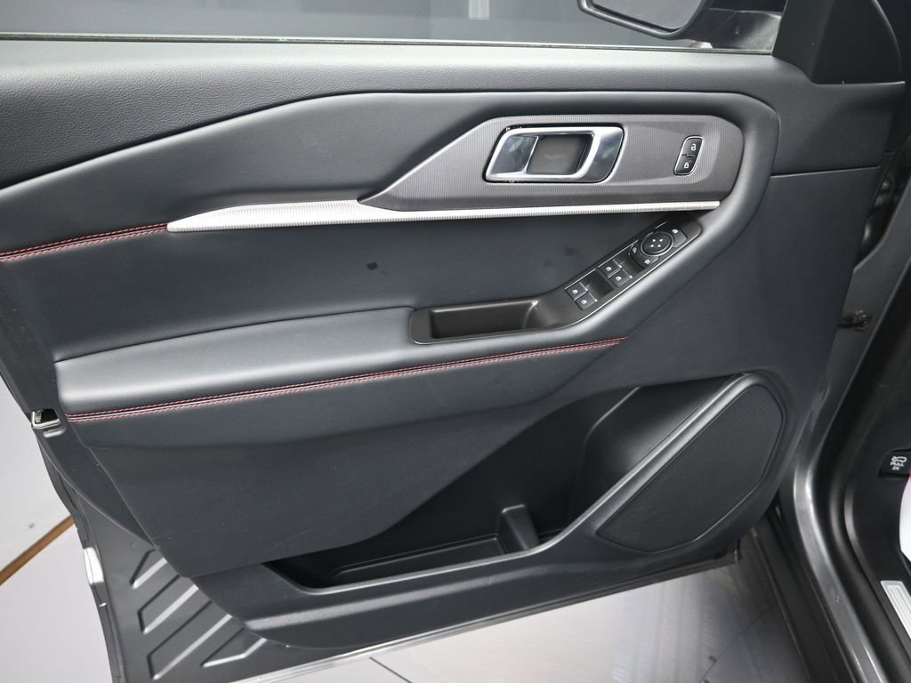 Used 2025 Ford Explorer ST-Line w/ ST-Line Street Pack image 10
