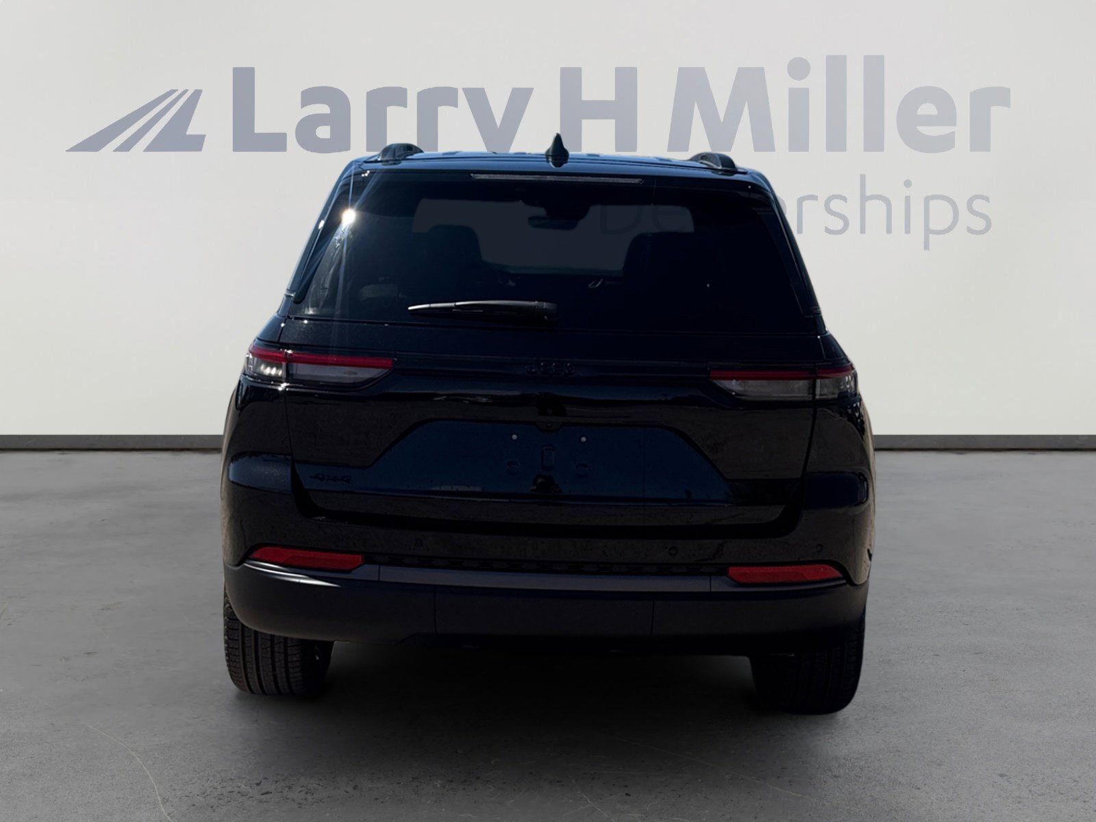 New 2026 Jeep Grand Cherokee Limited w/ Limited Altitude Package AWD/4WD image 4