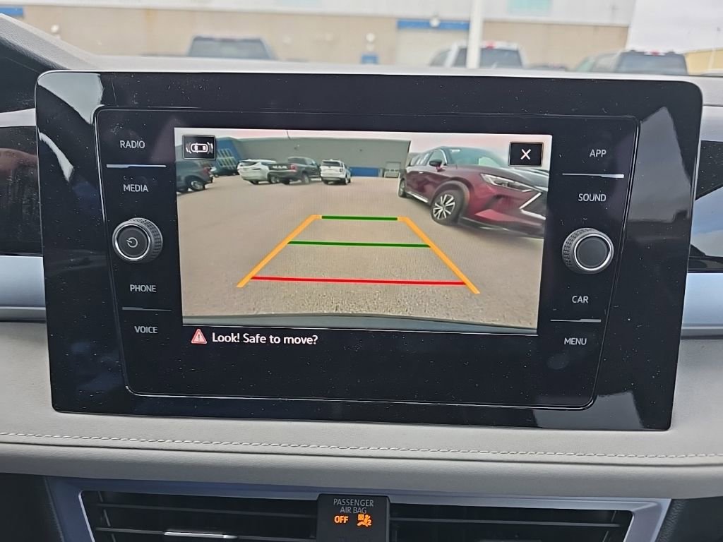 Used 2025 Volkswagen Taos SE image 21