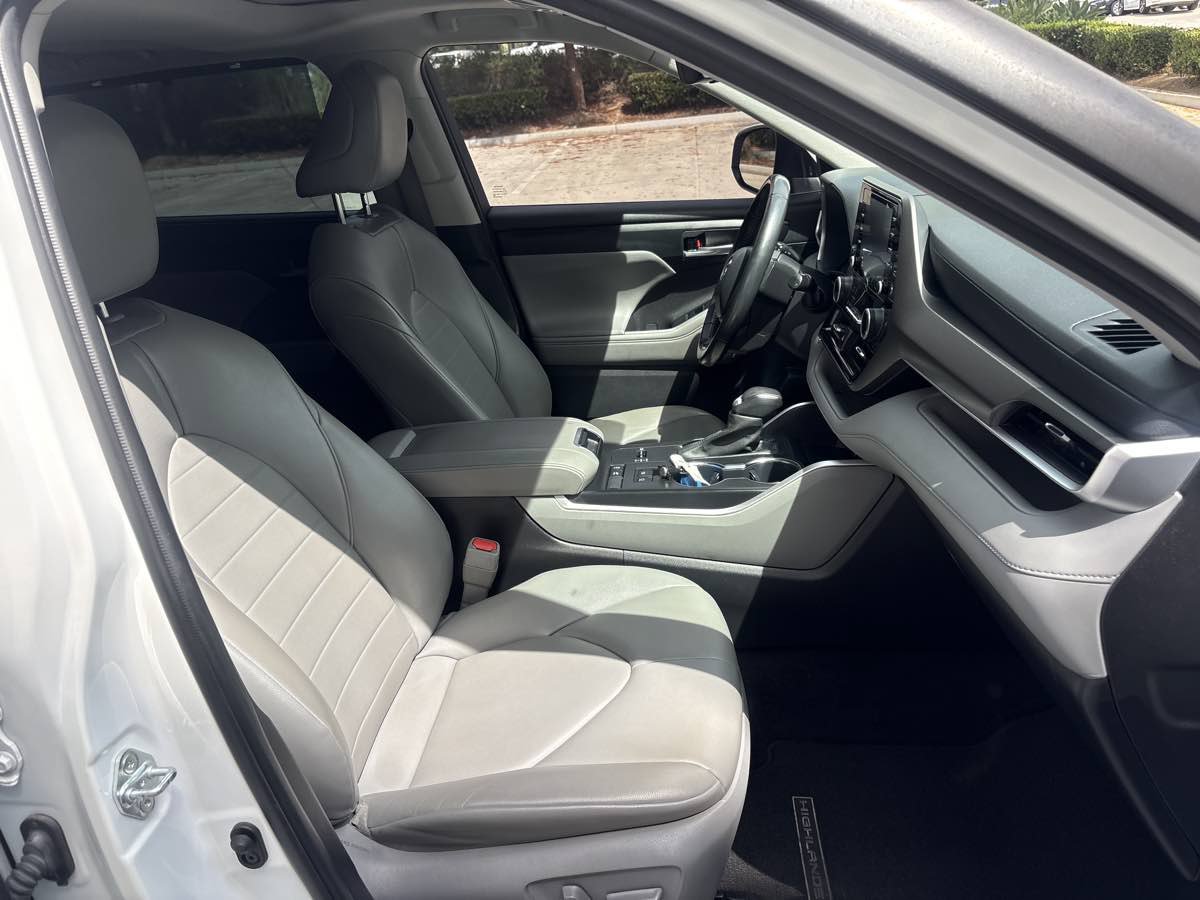 Used 2022 Toyota Highlander XLE FWD image 17