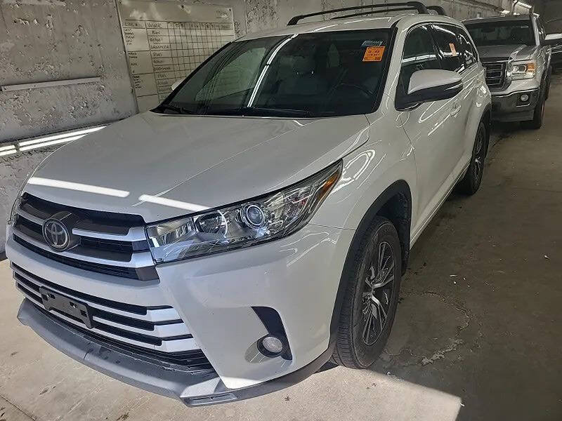 Used 2018 Toyota Highlander Plus w/ Carpet Mat Package (TMS) AWD/4WD image 4
