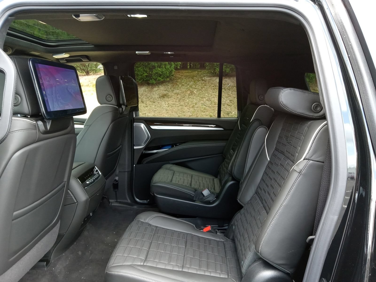 New 2026 Cadillac Escalade ESV Platinum Luxury w/ LPO, Floor Liner Package AWD/4WD image 24