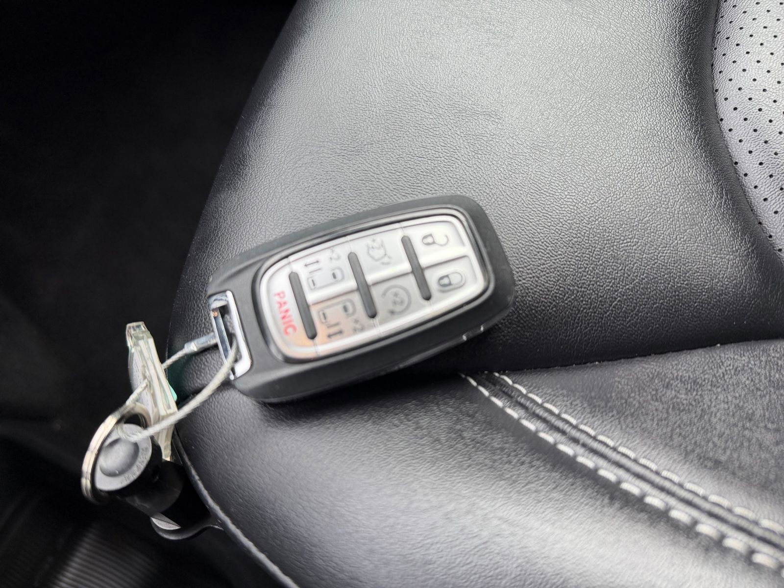 Used 2025 Chrysler Pacifica Select image 27