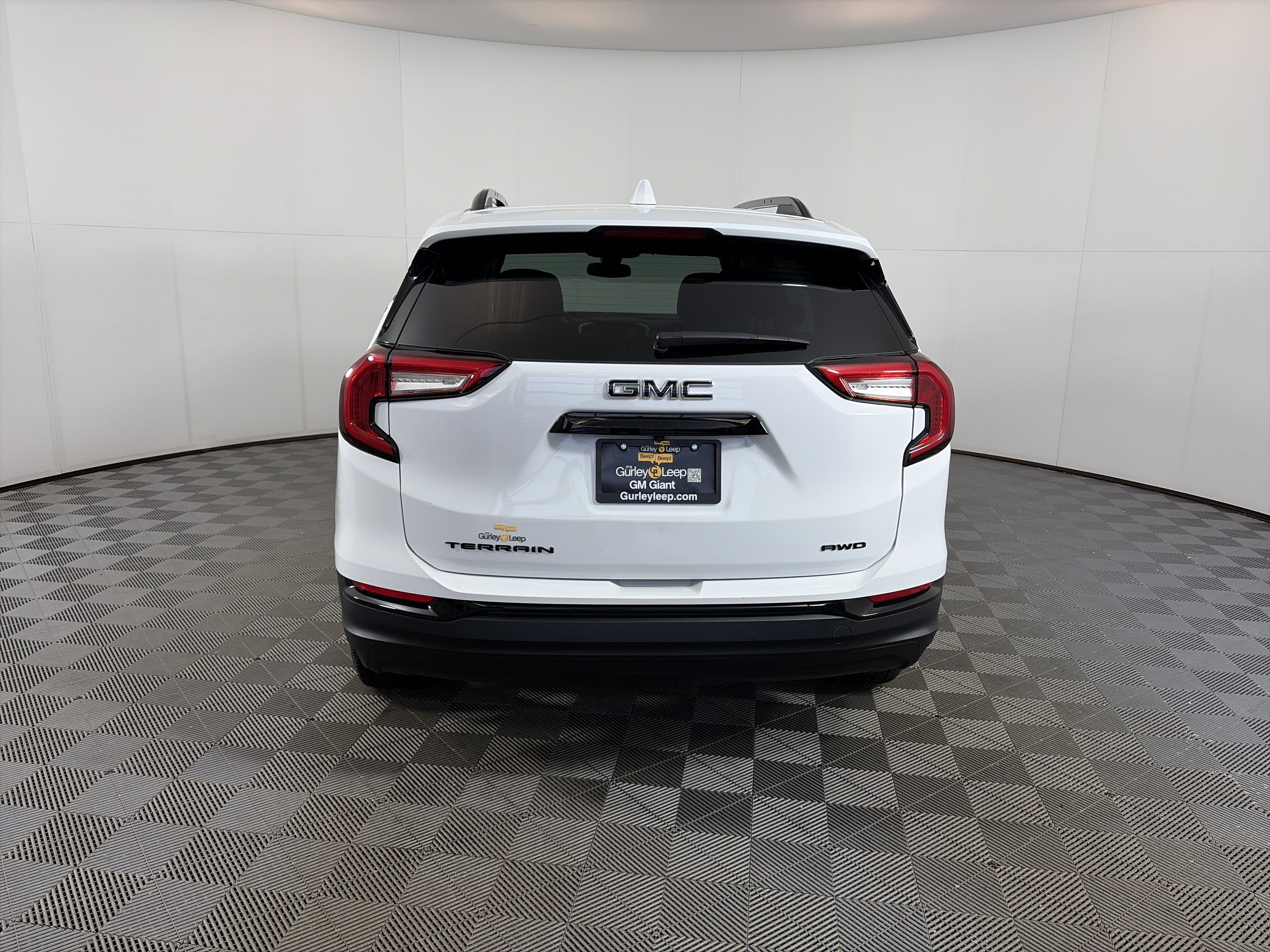 Used 2023 GMC Terrain SLE w/ Driver Convenience Package image 5