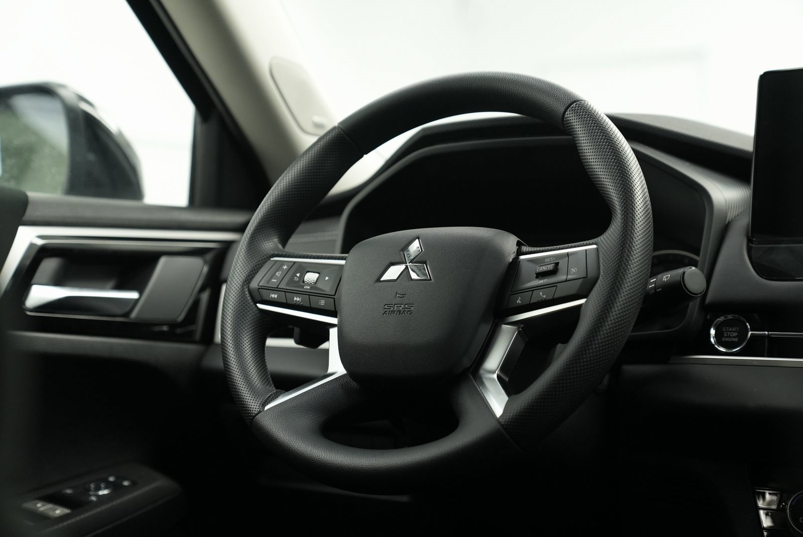 Used 2025 Mitsubishi Outlander ES image 26