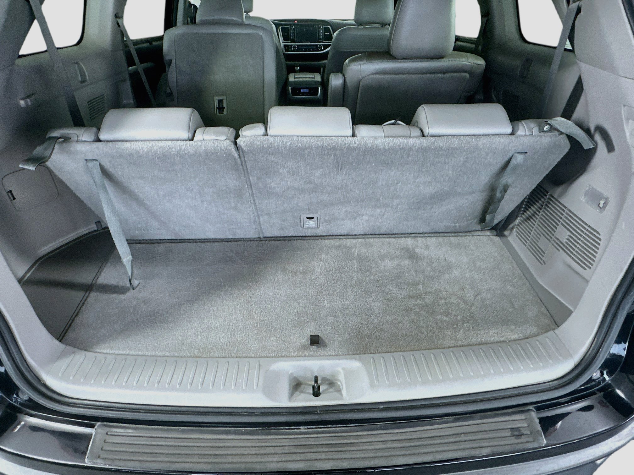 Used 2019 Toyota Highlander XLE FWD image 31