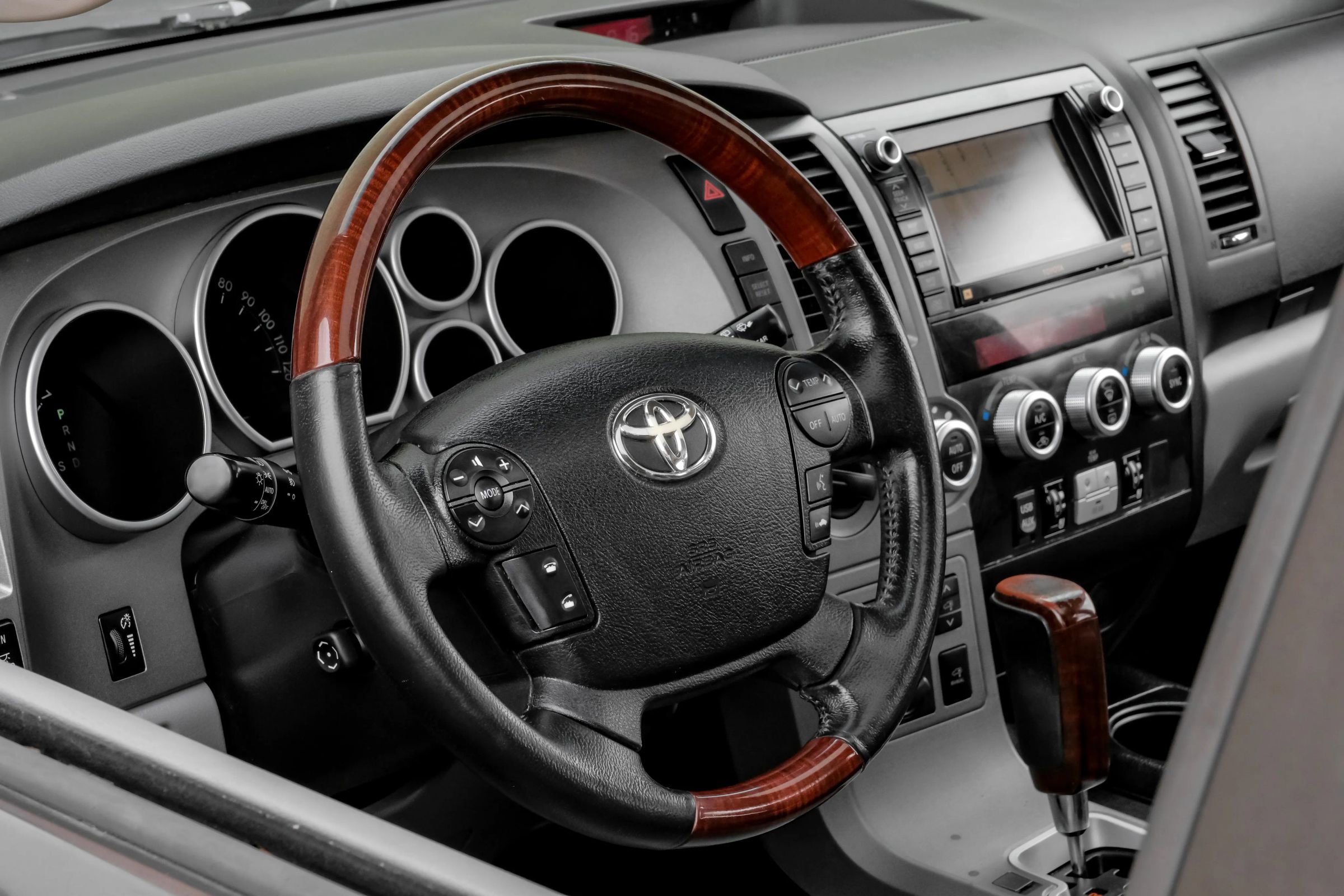 Used 2011 Toyota Sequoia Platinum AWD/4WD image 18