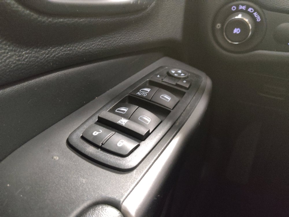 Used 2019 Jeep Cherokee Latitude w/ Popular Appearance Group FWD image 27