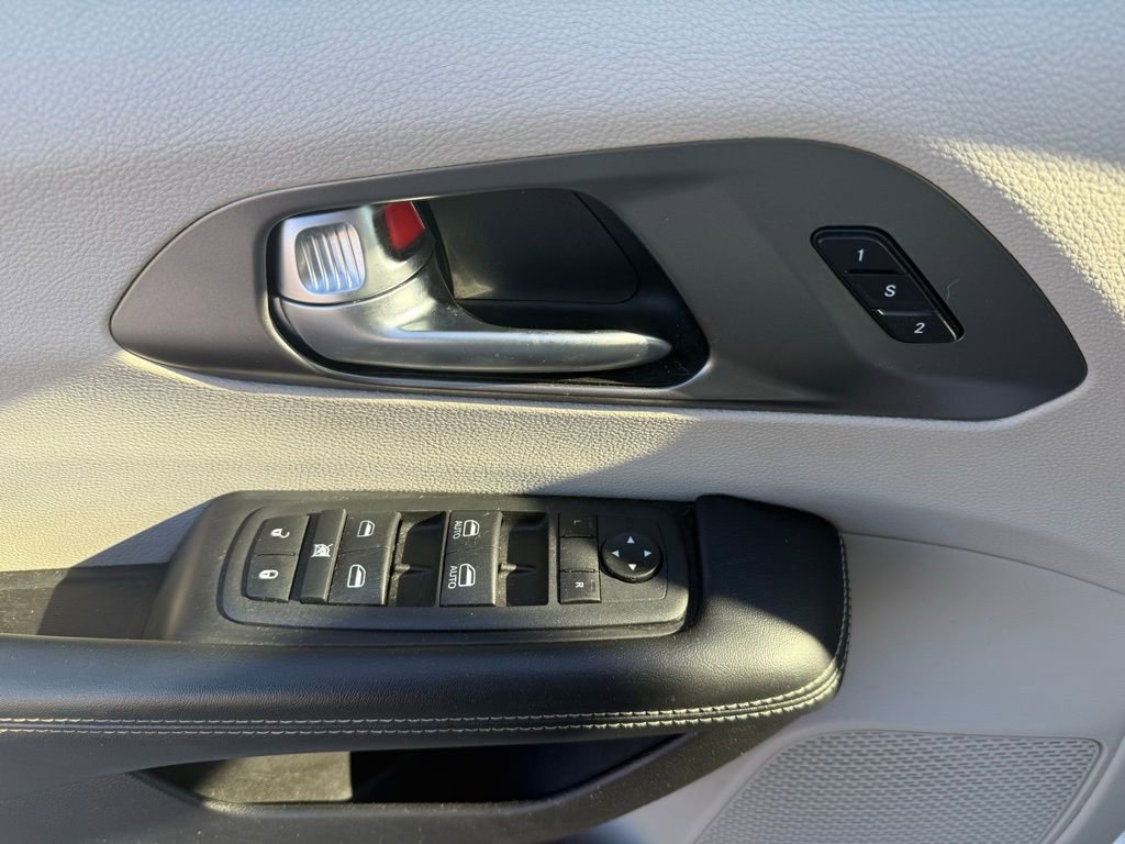 Used 2022 Chrysler Pacifica Touring-L image 24