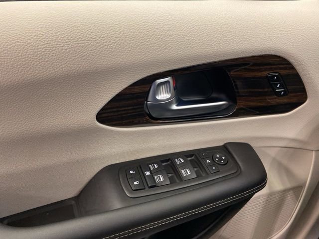 Used 2024 Chrysler Pacifica Limited image 20