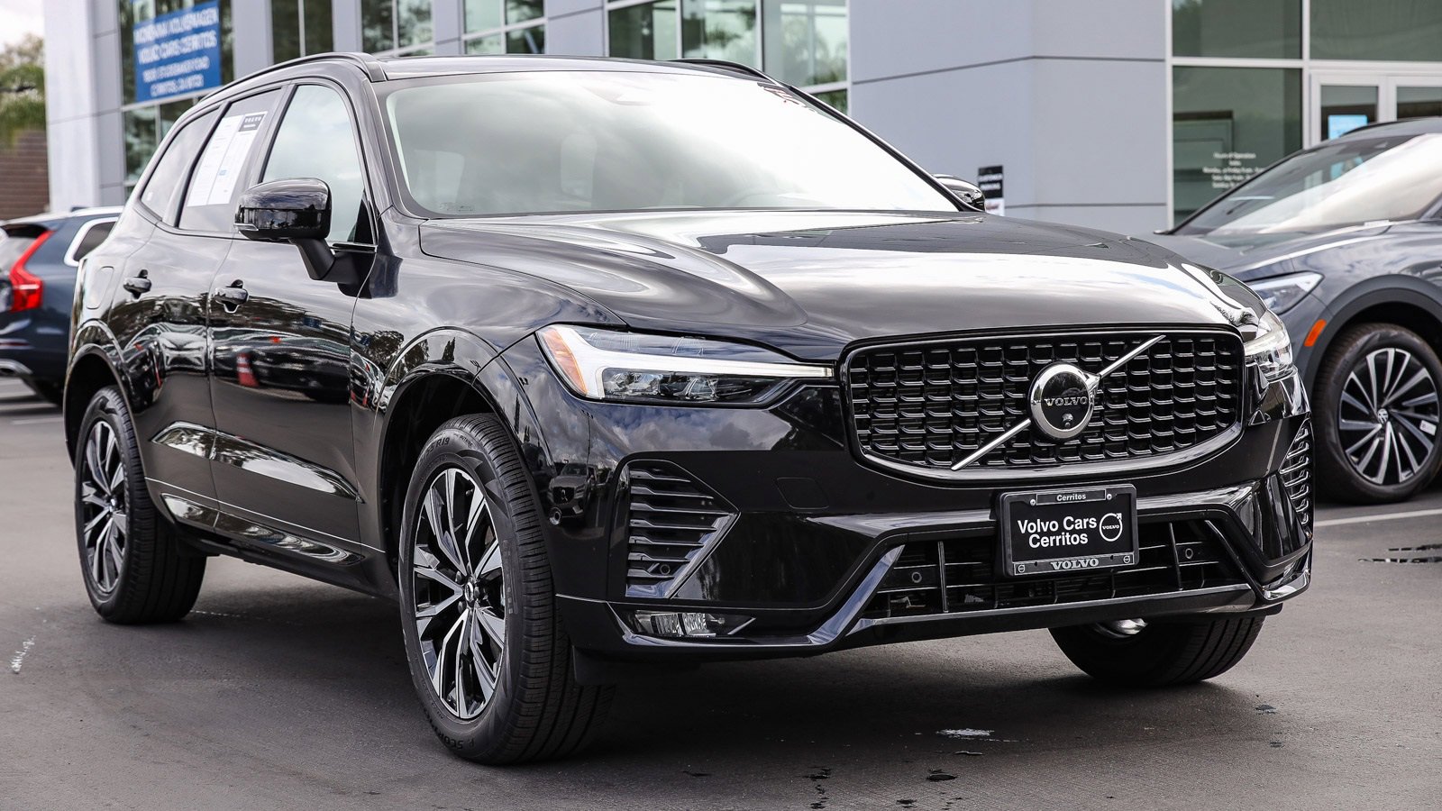 Used 2025 Volvo XC60 B5 Plus image 5