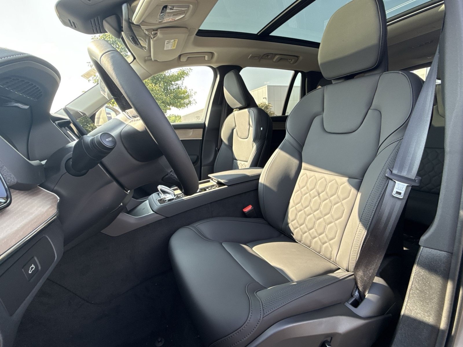 New 2026 Volvo XC90 B6 Plus w/ Protection Package Premier AWD/4WD image 13