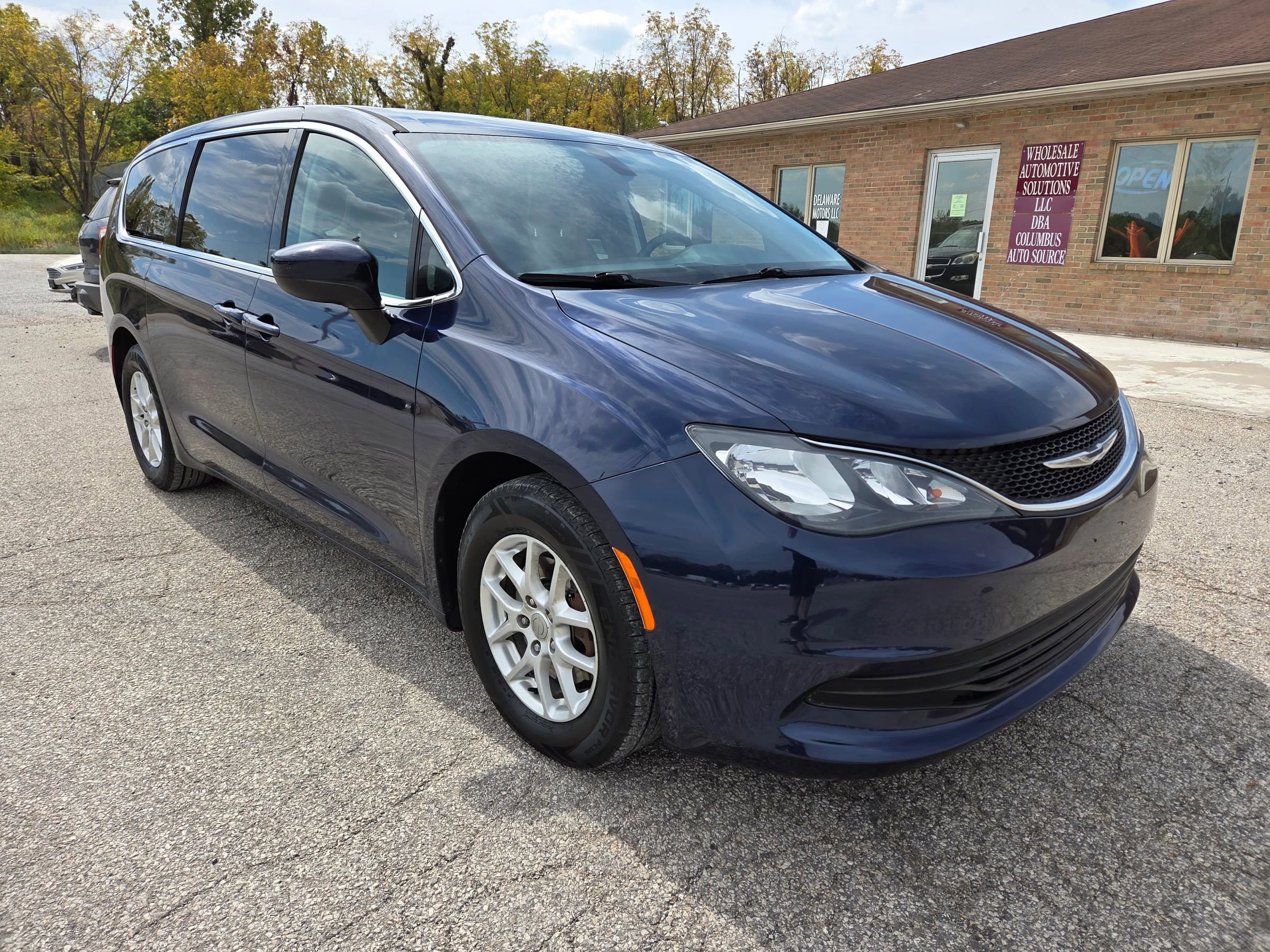 Used 2017 Chrysler Pacifica Touring image 3