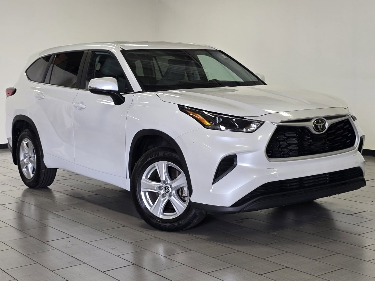 Used 2023 Toyota Highlander L FWD image 2