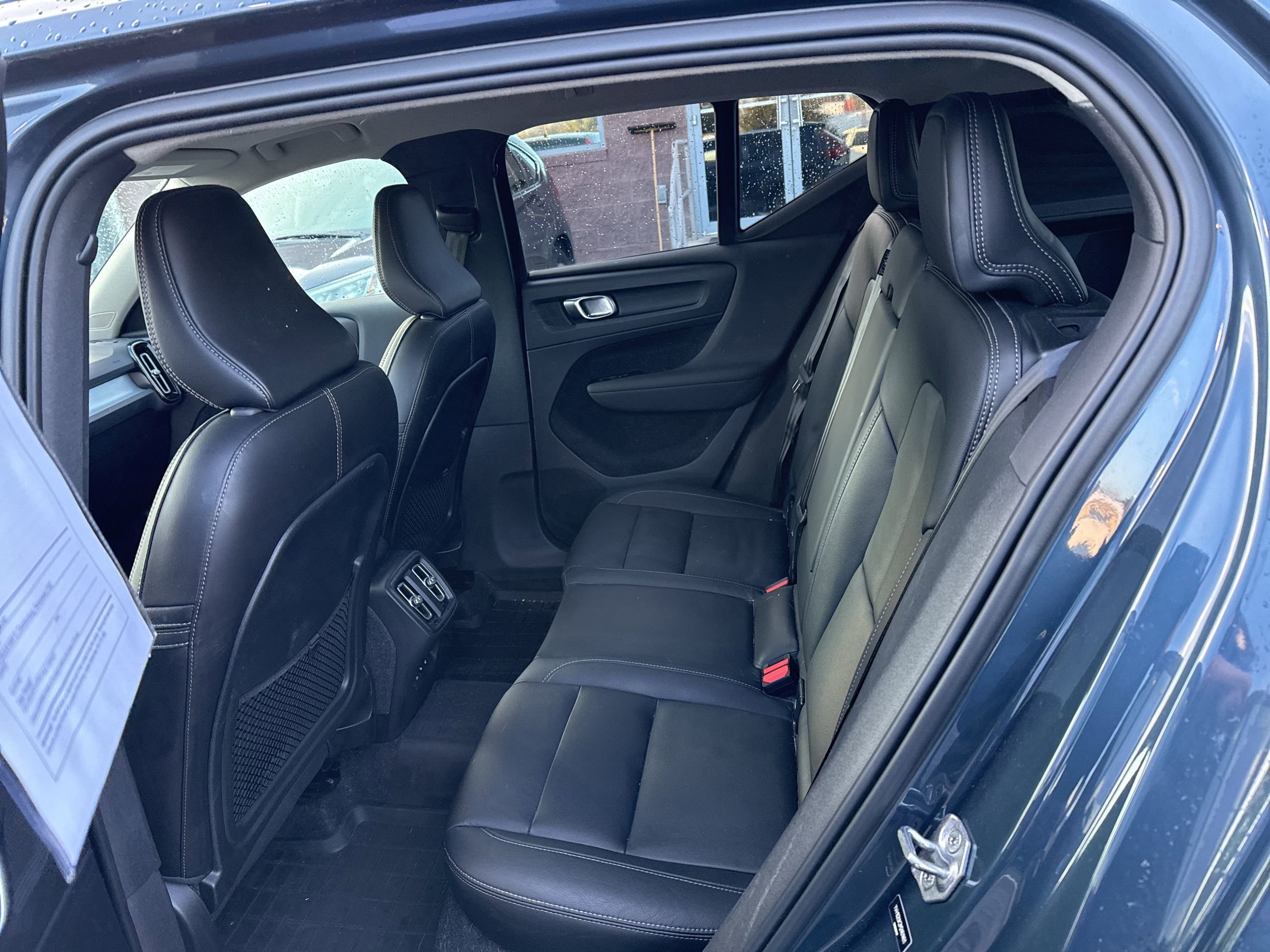 Used 2021 Volvo XC40 T5 Momentum w/ Premium Package image 11