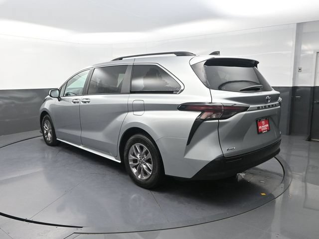 Used 2025 Toyota Sienna XLE FWD image 6