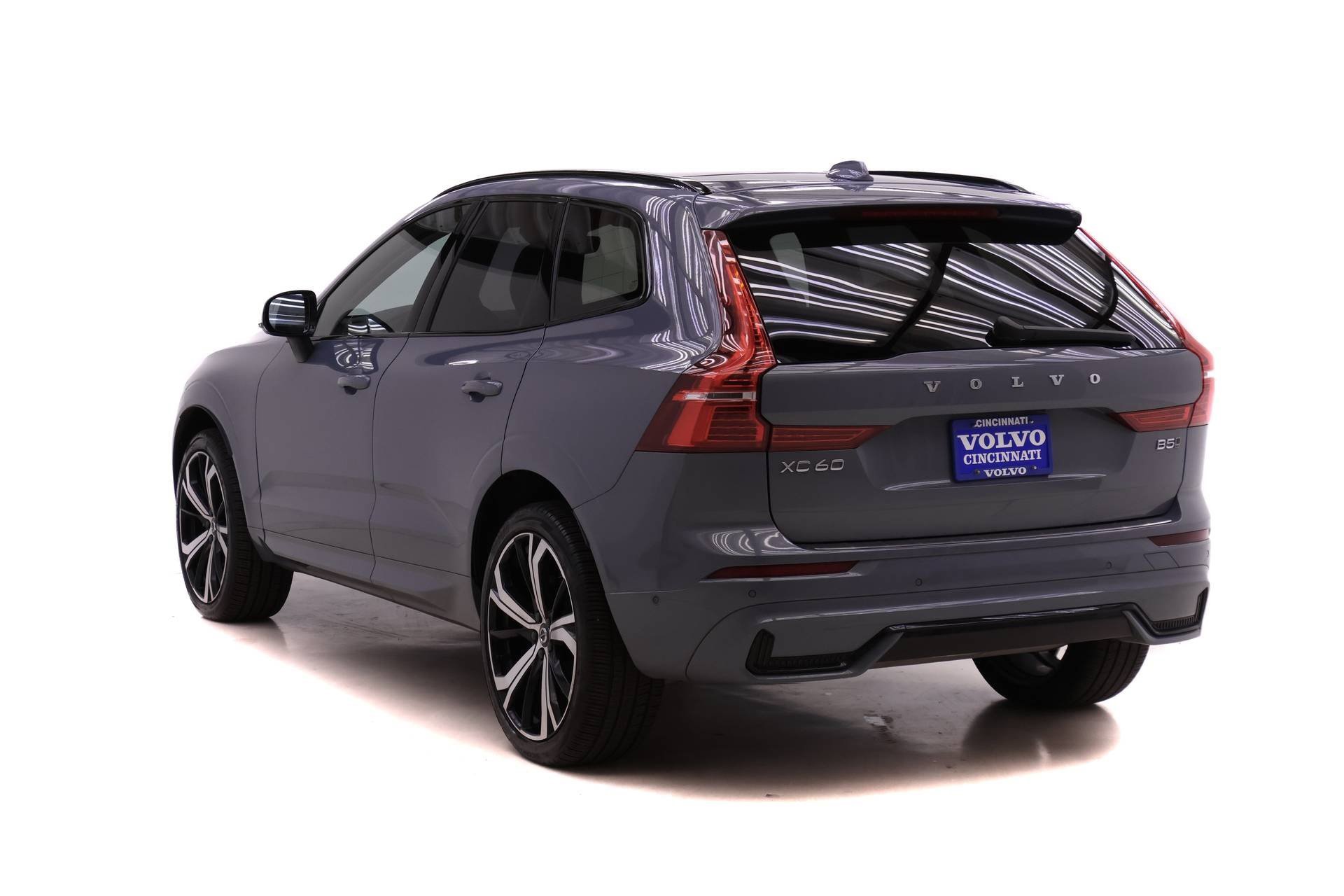 Certified 2024 Volvo XC60 B5 Ultimate w/ Protection Package Premier image 5