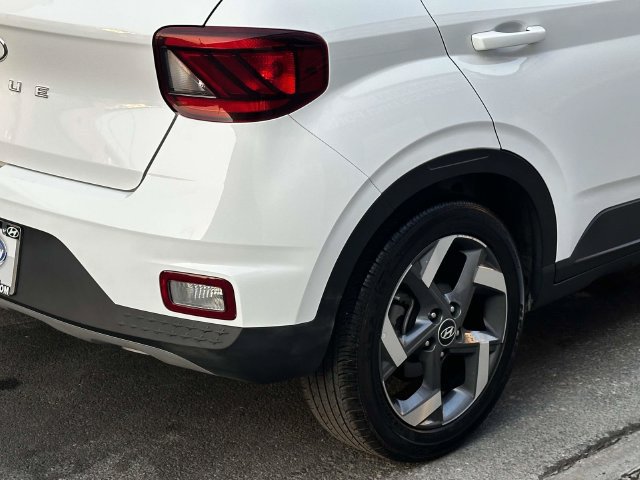 Used 2025 Hyundai Venue SEL FWD image 14