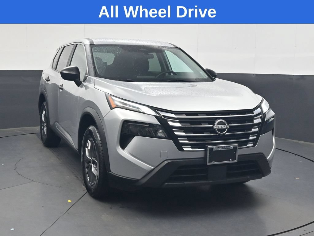Used 2024 Nissan Rogue S AWD/4WD image 2