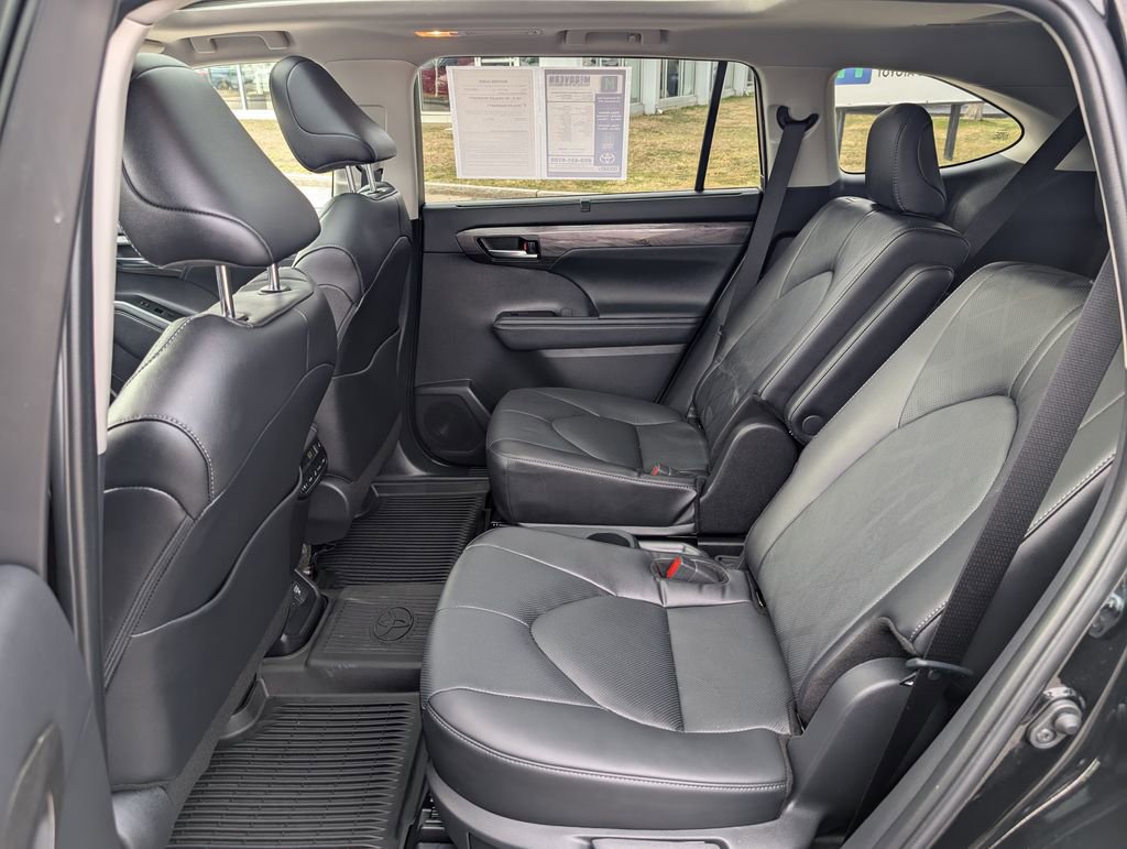 Used 2024 Toyota Highlander Platinum image 22