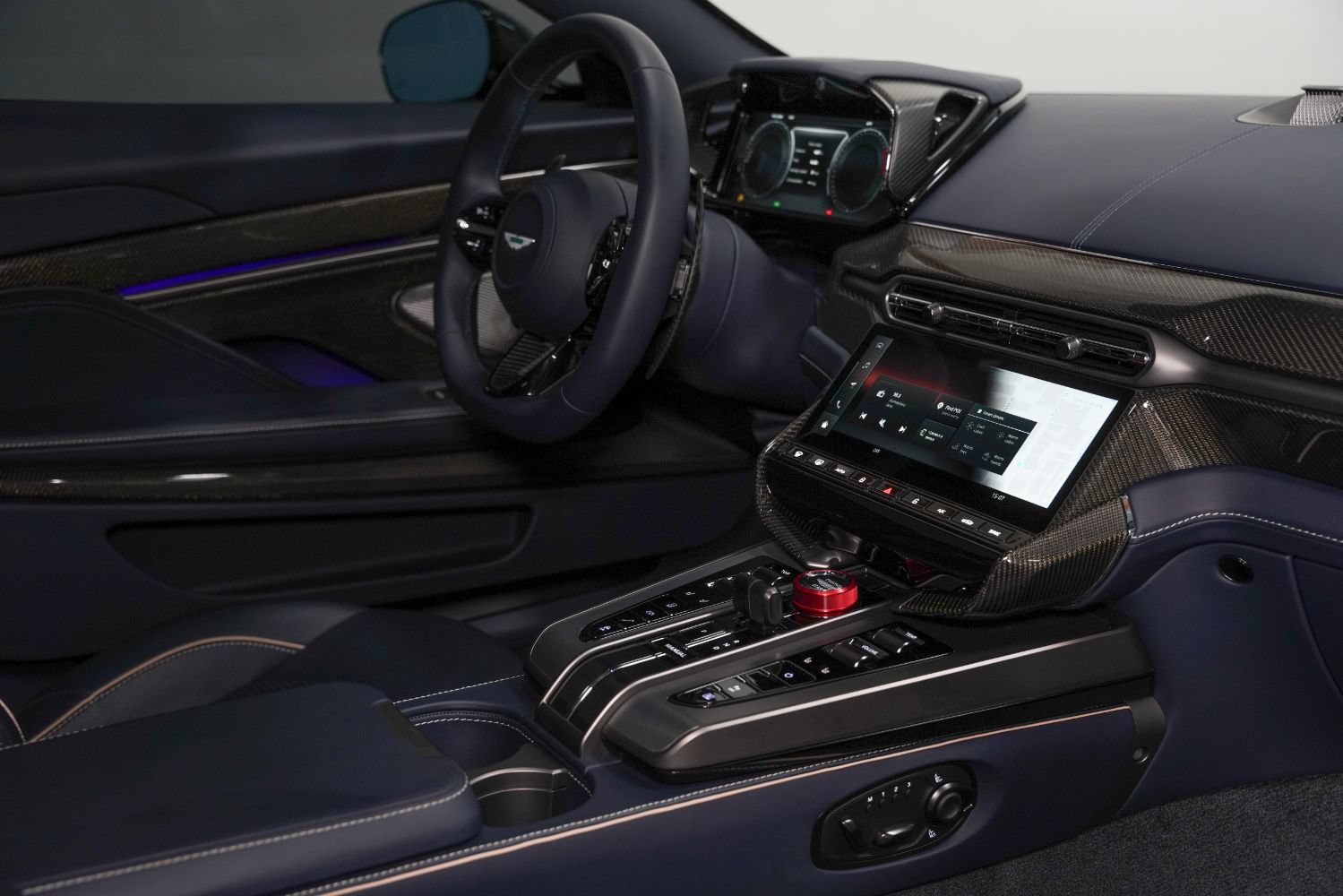 Used 2025 Aston Martin Vanquish RWD image 36