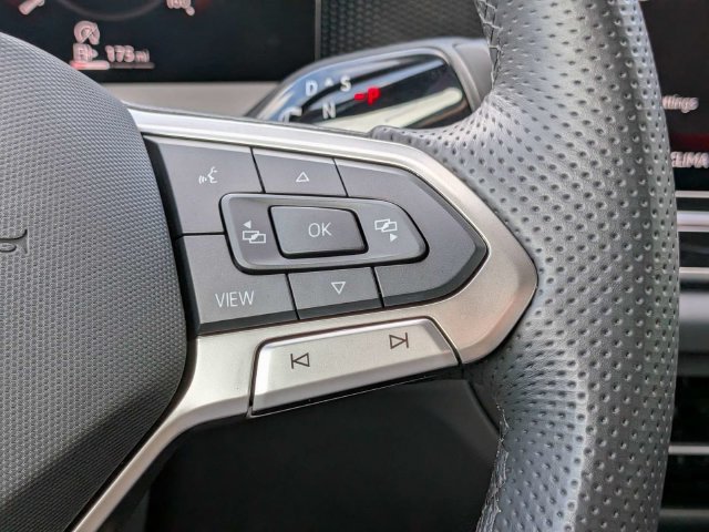 Certified 2025 Volkswagen Tiguan SE R-Line FWD image 27