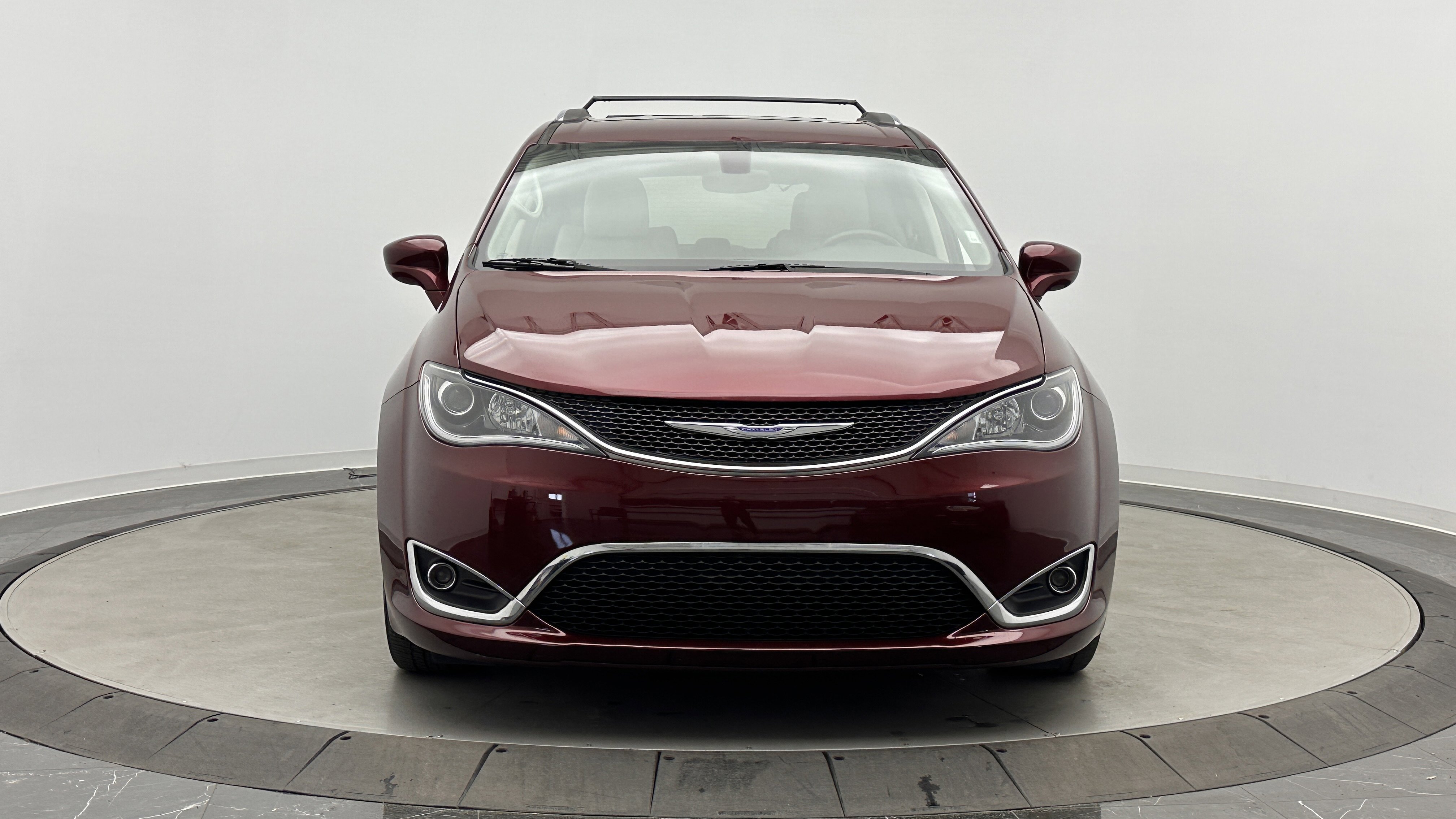Used 2018 Chrysler Pacifica Touring-L image 2