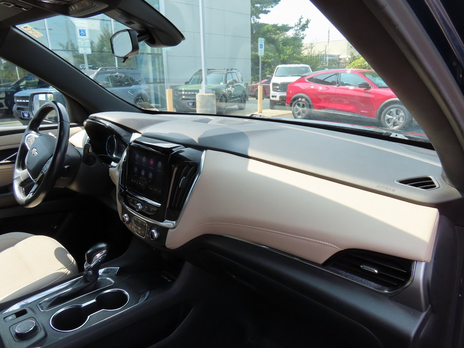 Used 2022 Chevrolet Traverse LT image 17