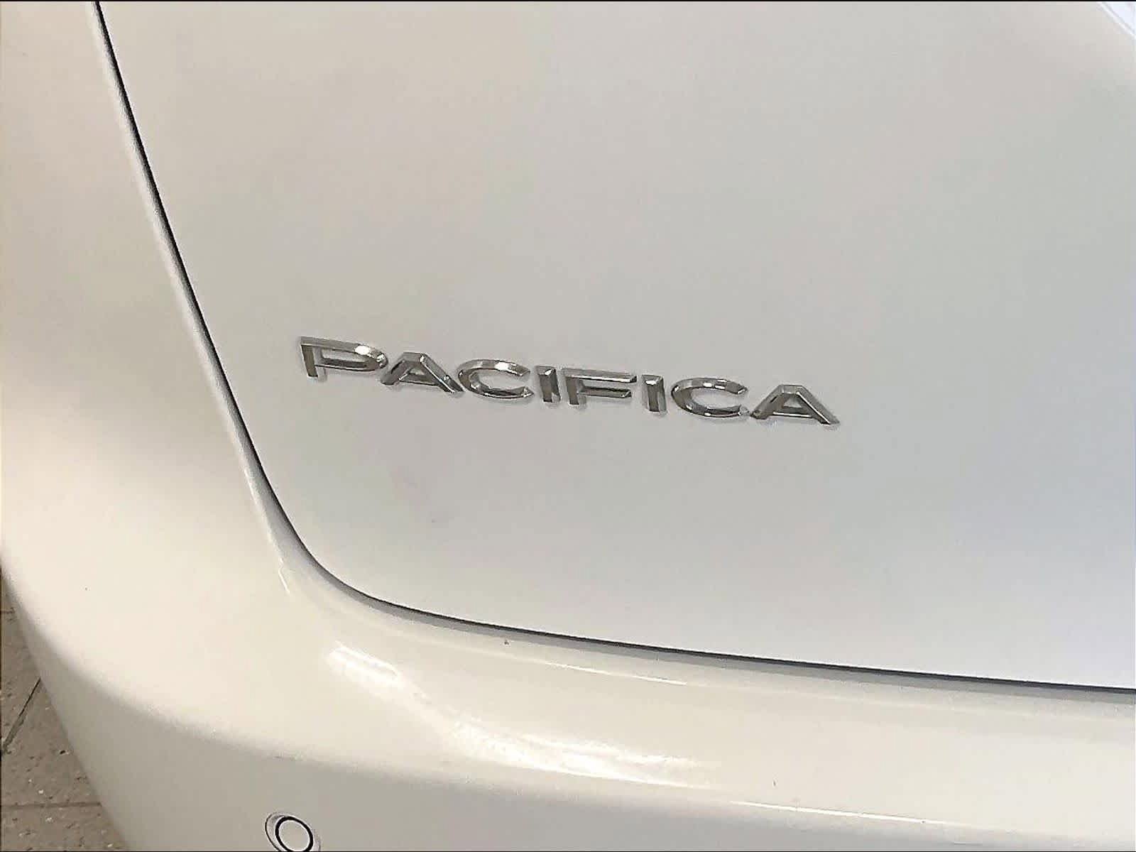 Used 2023 Chrysler Pacifica Touring-L FWD image 28