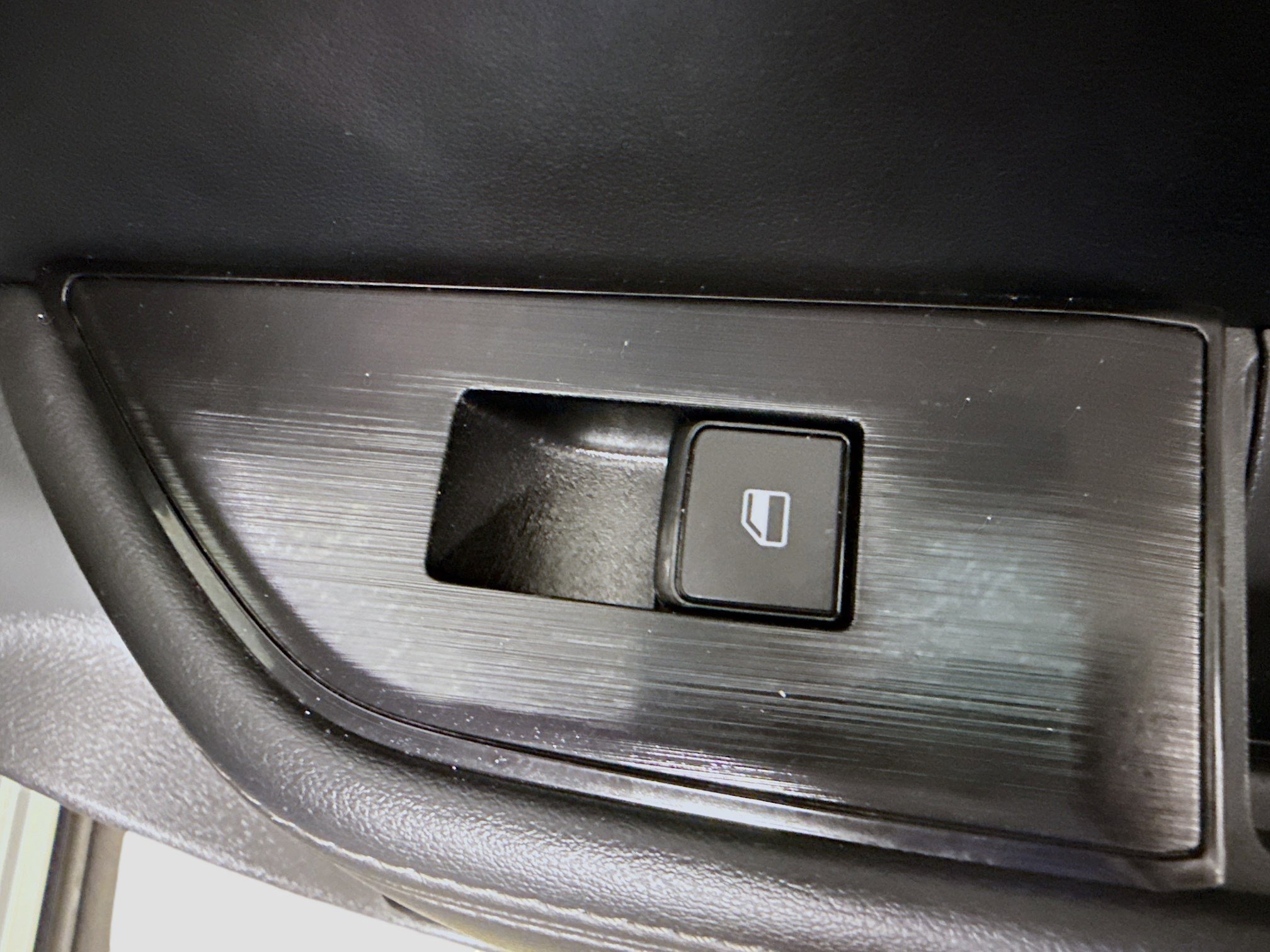 Used 2025 Nissan Rogue SV image 32