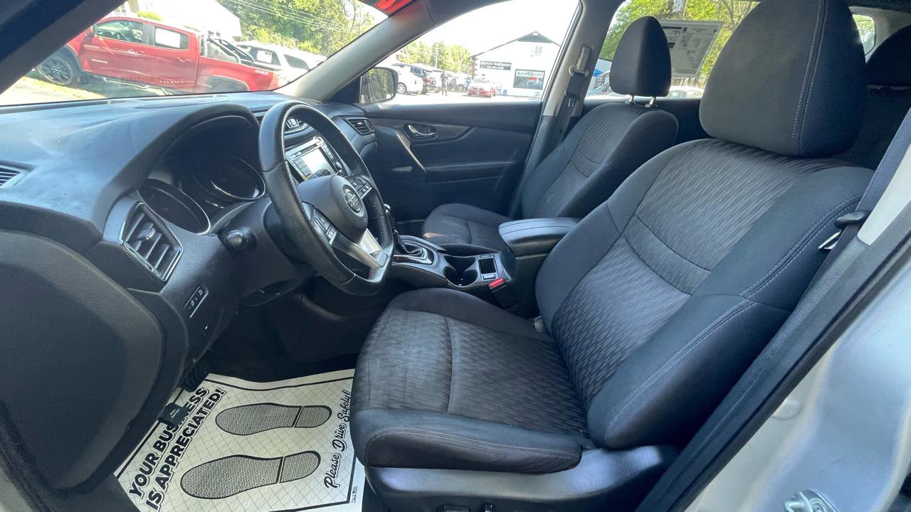 Used 2018 Nissan Rogue SV w/ Sun & Sound Touring Package image 18