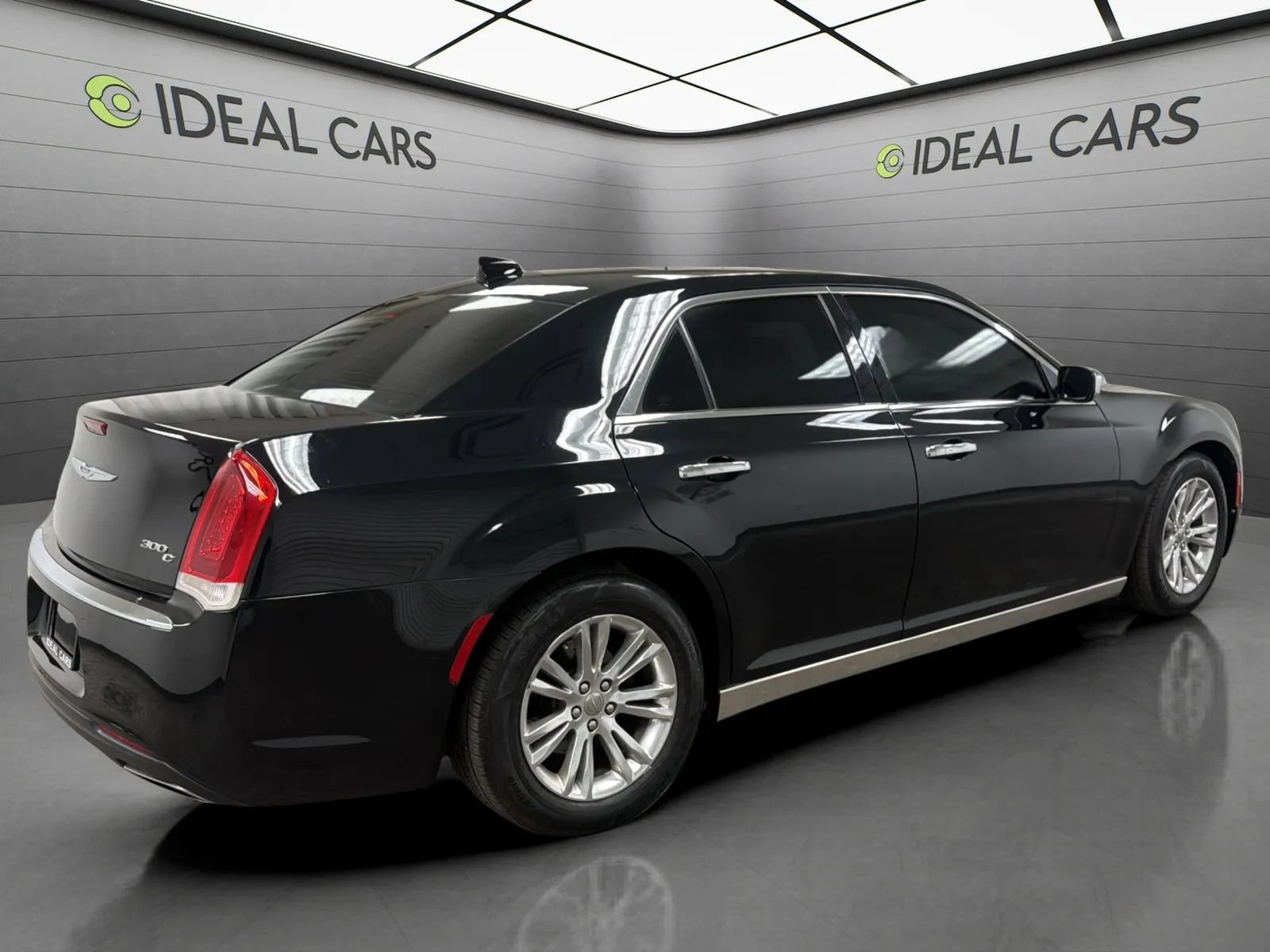Used 2016 Chrysler 300 C RWD image 5