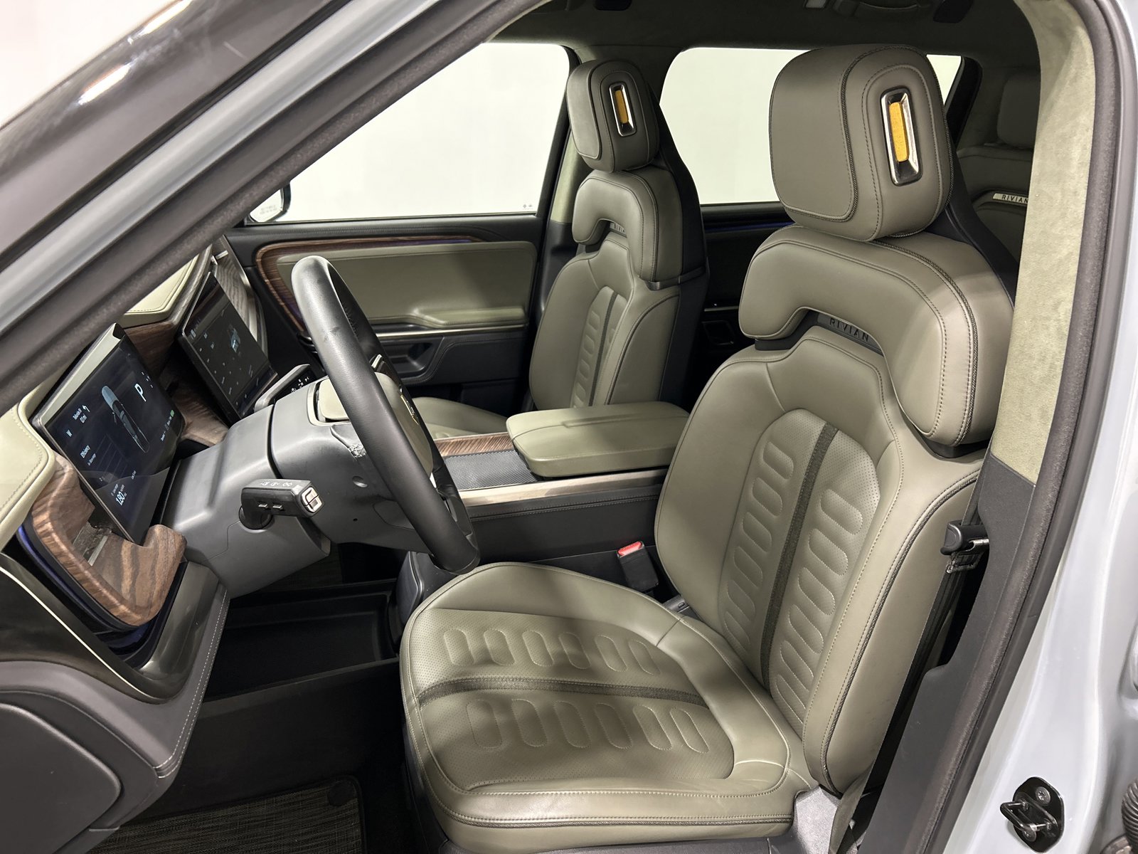 Used 2023 Rivian R1S Adventure image 20