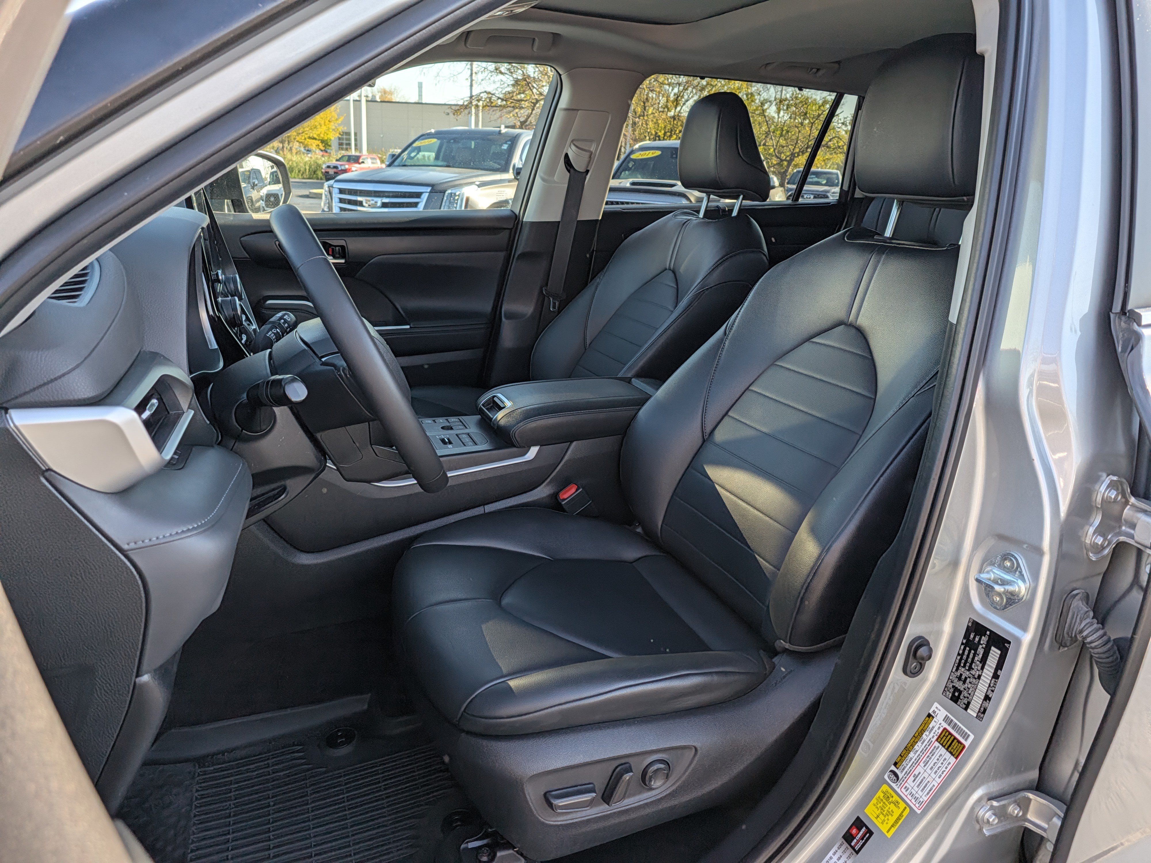 Used 2023 Toyota Highlander XLE AWD/4WD image 14
